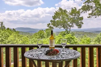 Image de Intimité, luxe et vues spectaculaires sur les montagnes toute l’année honorent Majestic Hideaway. Animaux domestiques
