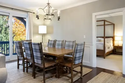 Image de Condo de luxe 3br \/ 2bth avec étang de patinage sur glace, piscine chauffée, marche jusqu'à l'ascenseur et village