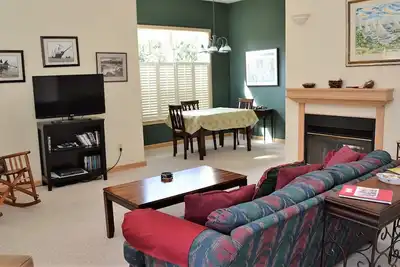 Image de 3Bed / 3Bath Beautiful Home Belle cour avec terrasse et table de pique-nique