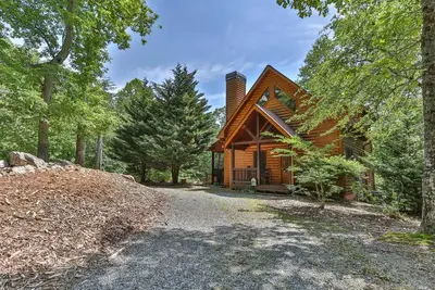 Image de Whitetail Ridge, dans le Coosawattee River Resort, dispose d’un espace de vie confortable, d’une cheminée en pierre