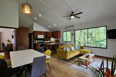 Image de Retraite dans une cabane dans la jungle avec piscine et luxe moderne