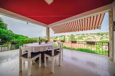 Image de Appartement de deux chambres avec la terrasse et la vue sur le mer Splitska, Brac (A-2857-a)