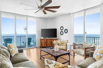 Image de Penthouse de luxe à l'extrémité ouest de la plage avec un plan d'étage souhaitable!