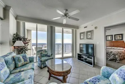 Image de Spectaculaire Luxe Oceanfront 3 Chambres Mar Vista Grande Condo, 1004!