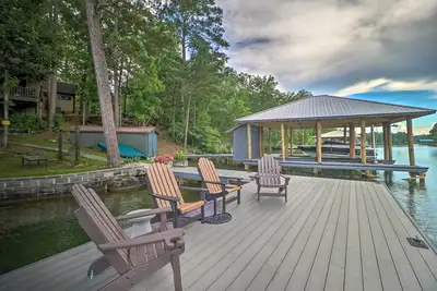 Image de «Arcade Cove» - Lake Martin Home w \/ Private Dock!