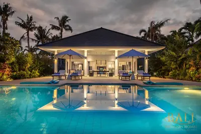 Image de Nouveau à louer: Holiday Beachfront Villa Lovina Beach, petit déjeuner Gratuit!