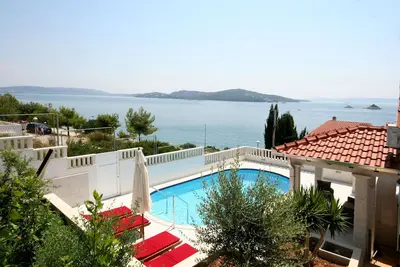 Villa Marin, à 30 mètres de la plage. Piscine chauffée. Région de Split-Trogir
