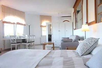 Image de Studio spacieux avec cuisine; des vues fantastiques; pratique pour tout.