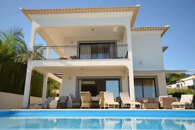 Image de 17 ° Ouest, Lux. Inf. Villa avec piscine, à 5 minutes de la plage de sable, WiFi