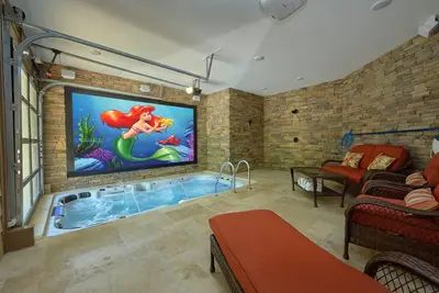 Incroyable cabine de piscine intérieure avec foyer extérieur et parcours de golf putt-putt!