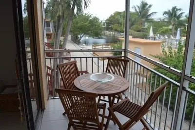 Image de Time to Chill - Maison de ville 3\/3 à Kawama avec un bordereau de bateau de 40 'disponible