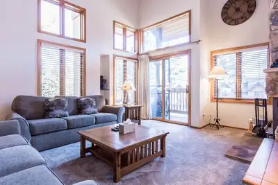 Image de Spacieuse 3 chambres + Loft w / balcon! Lave-linge / Sèche-linge / Spa / Sauna. Marche pour la navette! Charme