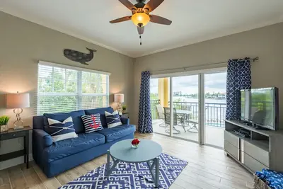 Image de Parfaitement situé! Vue sur l'eau! Spacieux 2 Bdr, 2 salles de bain avec piscine et bain à remous
