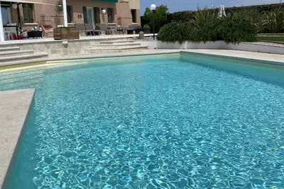 Application luxueuse Daisy. dans villa de campagne avec piscine, Wifi, climatisation