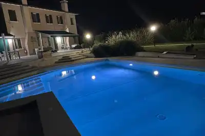 Image de Application luxueuse Maison De Charme. dans villa de campagne avec piscine, Wifi, climatisation