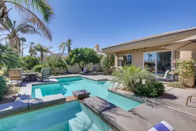 Image de La Quinta Home sur le terrain de golf avec piscine, bain à remous