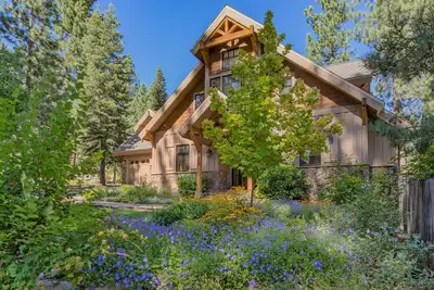 Image de Adventure Awaits - Promenade au lac: 5 Br / 4 Ba cinq chambres à coucher dans Tahoe Vista, pour 12 personnes