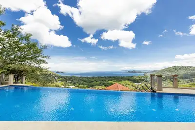 Image de Des souvenirs inoubliables à partager avec ce Spectacular Ocean View Home avec piscine!