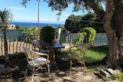 Image de Studio avec jardin et vue sur la mer.