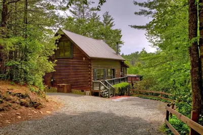Image de À Seclusion, perdez-vous dans le charme d'une cabane en rondins empilée face à la spectaculaire montagne Rich