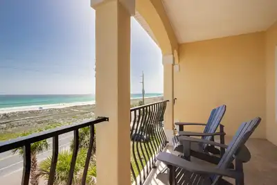 Image de Juillet ouvert! 4 Br / 4 Ba Townhome à 3 étages! Pcb! Deux balcons avec vue sur le golfe!