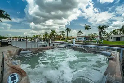 Image de Bain à remous pour 6 personnes, dauphins, ponton, pêche, kayak, plage à proximité