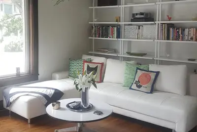 Image de Uptown Brownstone Avec privé Service de blanchisserie et parking