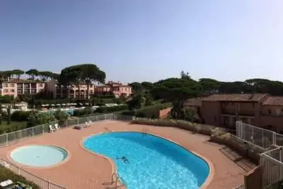 Image de Bienvenue à Sainte-Maxime: Un appartement confortable au soleil vous attend