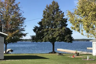 Image de Cottage des Mille-Îles sur la belle rue Fleuve Laurent, quai de bateau inclus