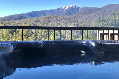 Faites tremper dans le bain à remous avec une vue imprenable sur le mont Buller et le mont Stirling.