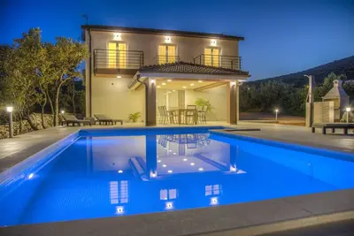 Image de Nouvelle villa de luxe avec piscine chauffée, Marina-Trogir