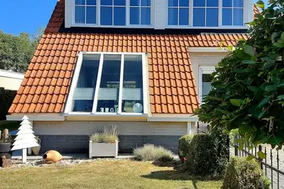 Image de lux. gr. Maison de vacances avec gr. Jardin en Zélande au bord de la mer avec chien