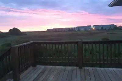 Image de Marsh front home avec vue sur l'océan, à 5 minutes à pied de la plage!