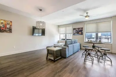 Image de Spacieux Condo 1bd moderne dans le bâtiment de Californie par Hosteeva