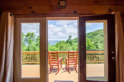 Image de Cabane en rondins 4br / 3ba à proximité du wagon-bannières, bain à remous, table de billard, vue imprenable sur la montagne, foyer, suite royale à l'étage principal, plusieurs foyers