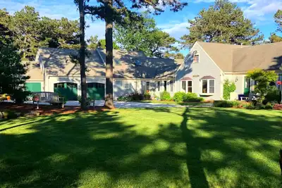 Image de Vues de la colline de Pleasant Bay depuis ce complexe familial, plage privée et quai!