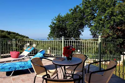 Image de Villa familiale paisible et privée avec piscine et vue panoramique sur la mer et la montagne