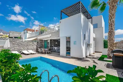 Image de Fabuleuse villa avec piscine dans un excellent emplacement!