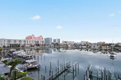 Image de Maison de ville sur l'eau avec entrée privée, 3 très grands lits - Pas un condo de grande hauteur