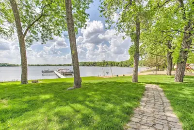 Image de Nouveau! Maison de ville confortable Annandale au bord du lac Clearwater!