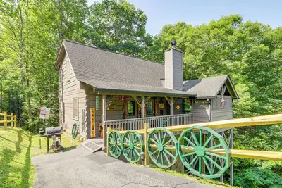 Image de Cabine confortable avec bain à remous et vues - 4 Mi à Dollywood!