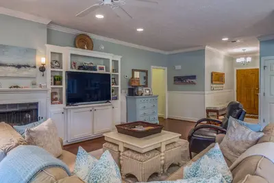 Image de Mis à jour le 3 Br \/ 2. 5 Ba famille Villa amicale! Vues de golf! Accès à toutes les commodités!