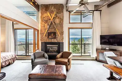 Image de Top Floor Steamboat Condo avec vue sur les montagnes Rocheuses et un emplacement idéal en été.