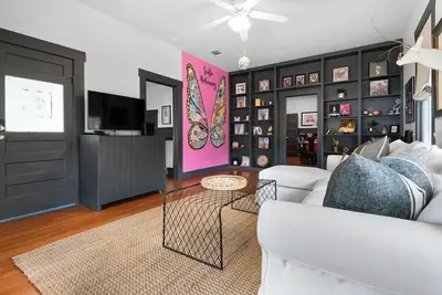 Image de 🛍🍷2 Blocs jusqu'à la rue Main Cottage vintage de luxe, week-end entre filles, enterrement de vie de jeune fille