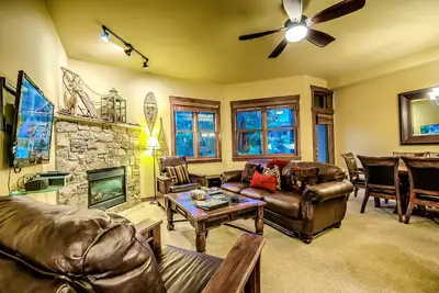 Image de Modern Mountain Getaway | Walk to Ski, Pool & Hot Tubs | 3br Townhome!