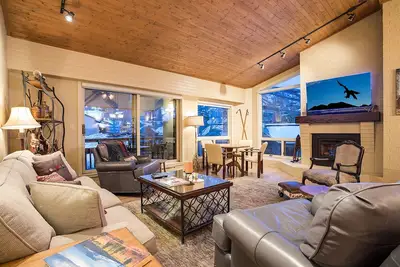 Image de Condo nouvellement rénové - Condo de luxe avec vue imprenable sur la montagne!