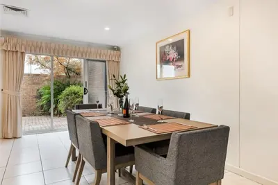Image de Maison de ville élégante 3br - 4 ÉTOILES **** à pied de la ville, Adelaide Ovale et des théâtres