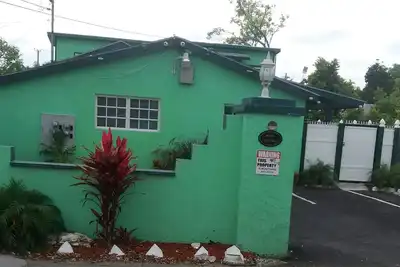 Image de À quelques minutes à pied du centre-ville, de la plage, de Fishfry, des principales attractions et à proximité de Pi