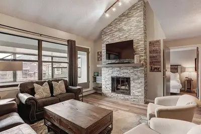 Image de Condo rénové 2 lits / 3 salles de bain / 1100 pieds carrés avec plafonds voûtés pour 11 personnes dans le village de Cntr
