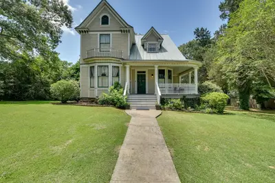 Image de Historic Hot Springs Home - 15 minutes de marche jusqu'à Oaklawn!